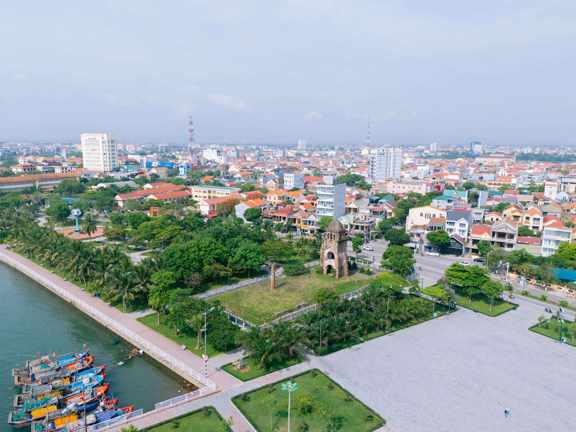 Phía trước khách sạn là view Sông Nhật lệ và Phế tích nhà thờ Tam tòa