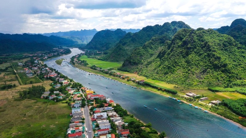 Lễ hội Phong Nha: Cá Trắm & Đua thuyền