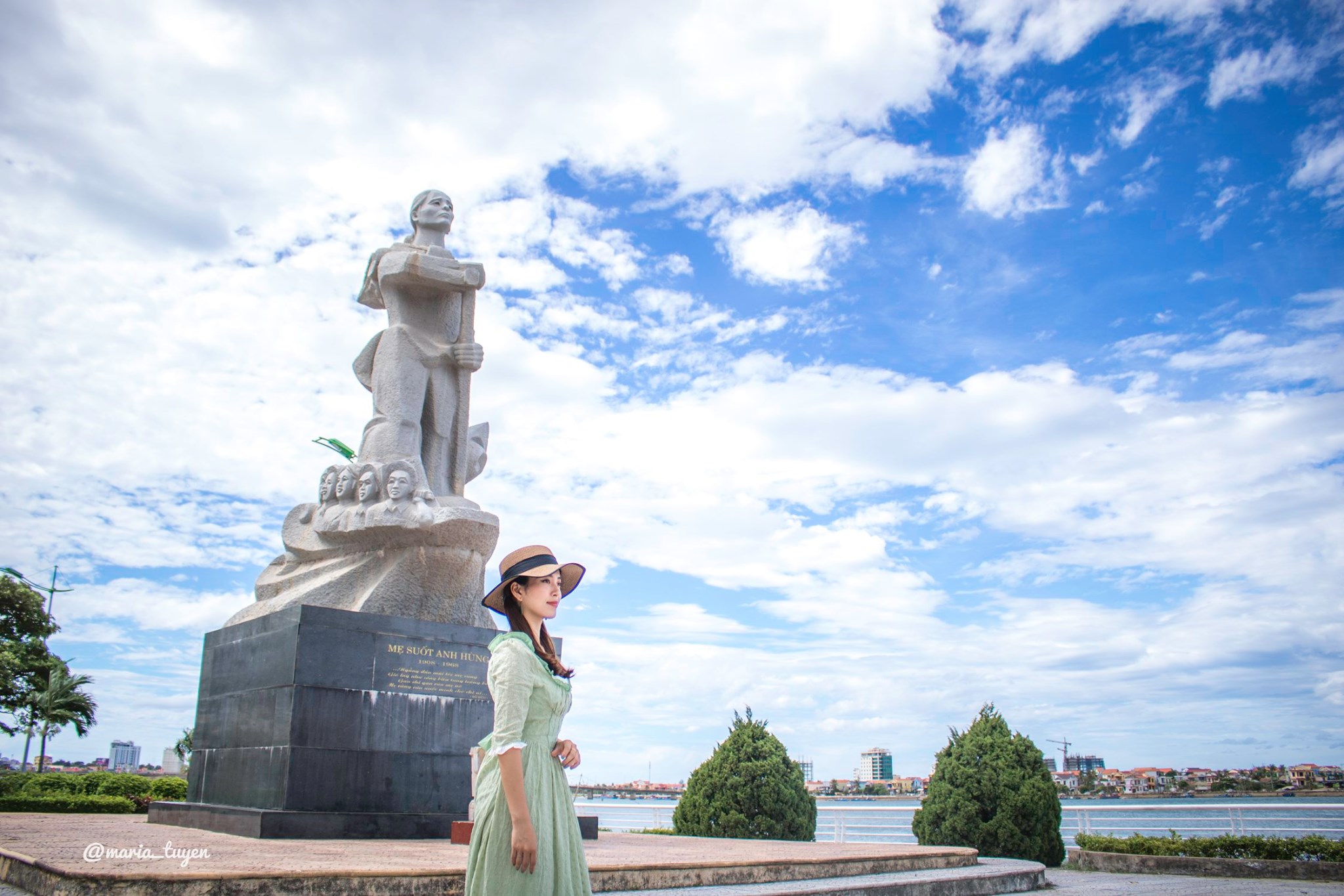 Checkin tượng đài mẹ Suốt