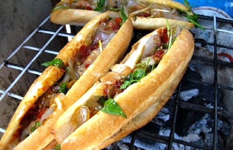 bánh mì kẹp bột lọc