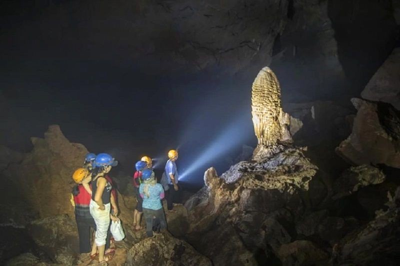 Khám phá hang động Quảng Bình.