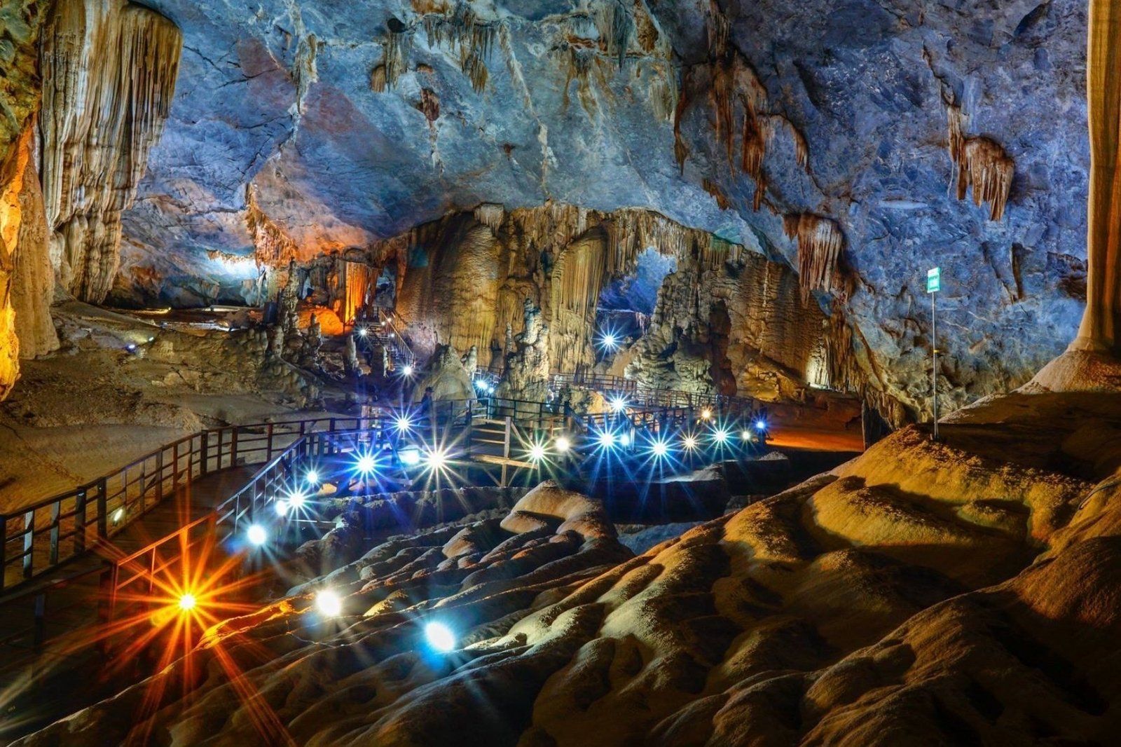 Ve-dep-trang-le-ben-trong-dong-thien-duong