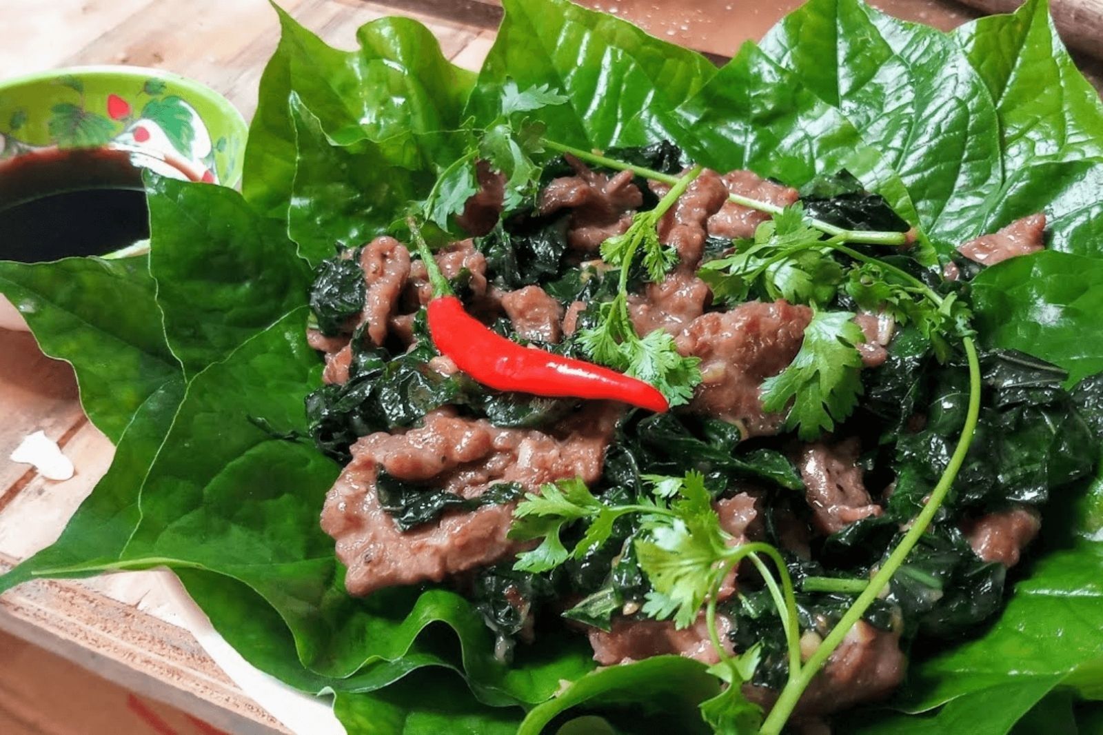 Den-quang-tri-thu-mon-ngon-thit-trau-la-trong