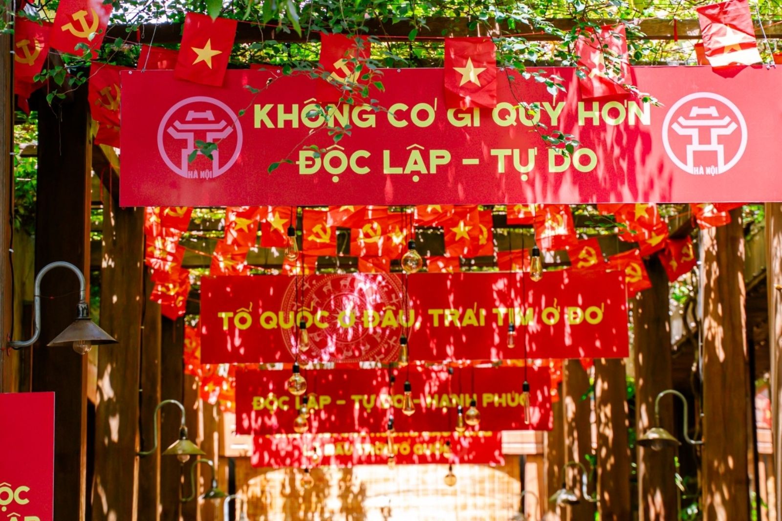 Không gian ngoài trời rợp sắc đỏ thể hiện tình yêu với Tổ Quốc