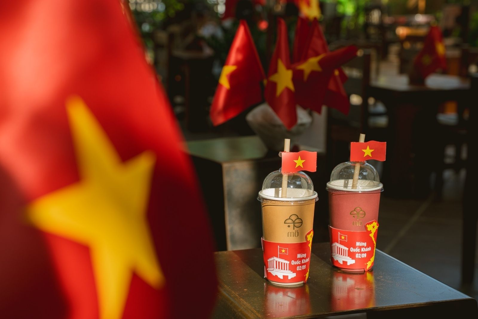 Những cốc cà phê cũng khoác lên mình màu đỏ "Mừng Quốc Khánh 2/9"