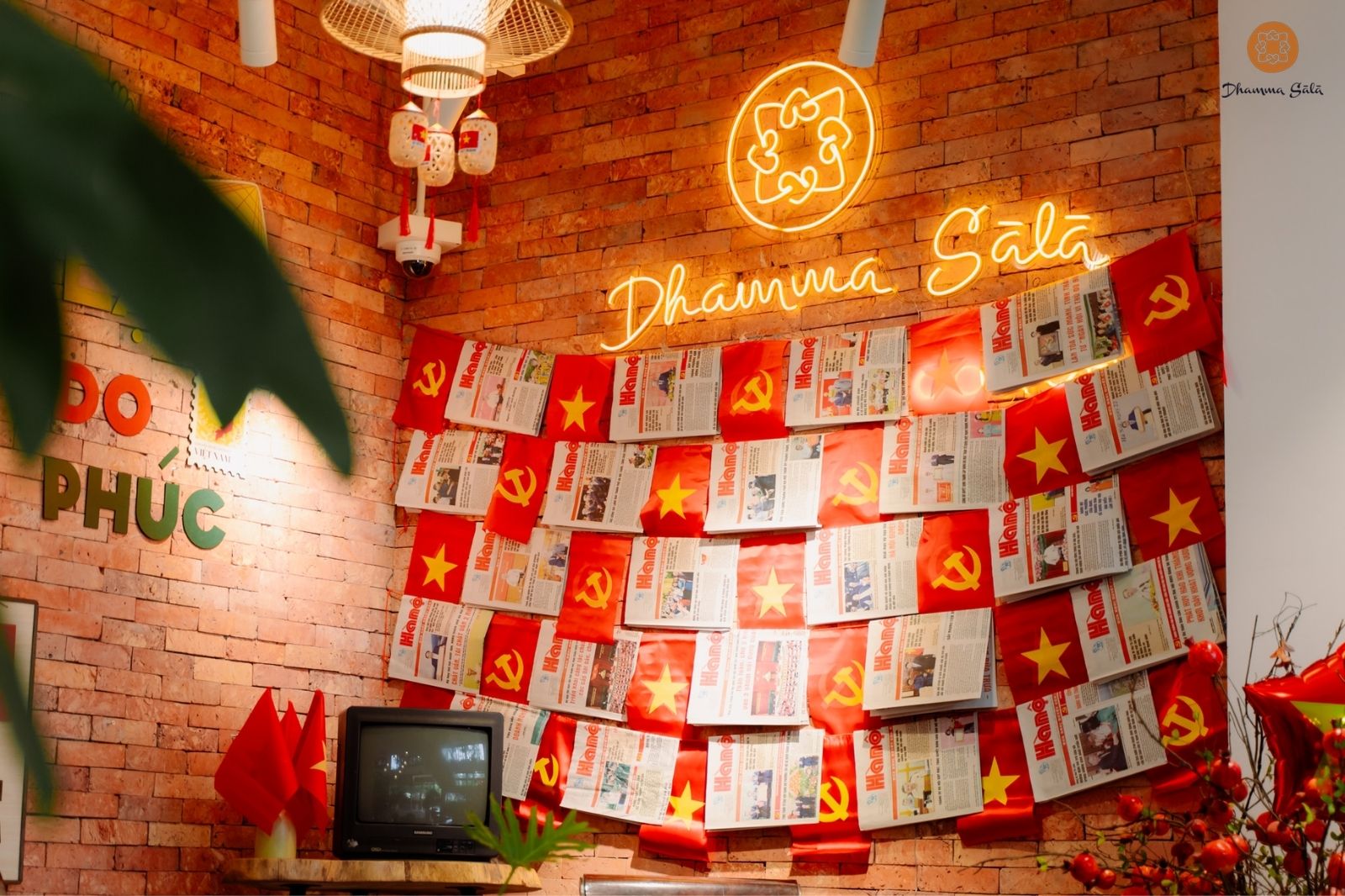 Một góc check-in rực rỡ tại Dhamma Sālā