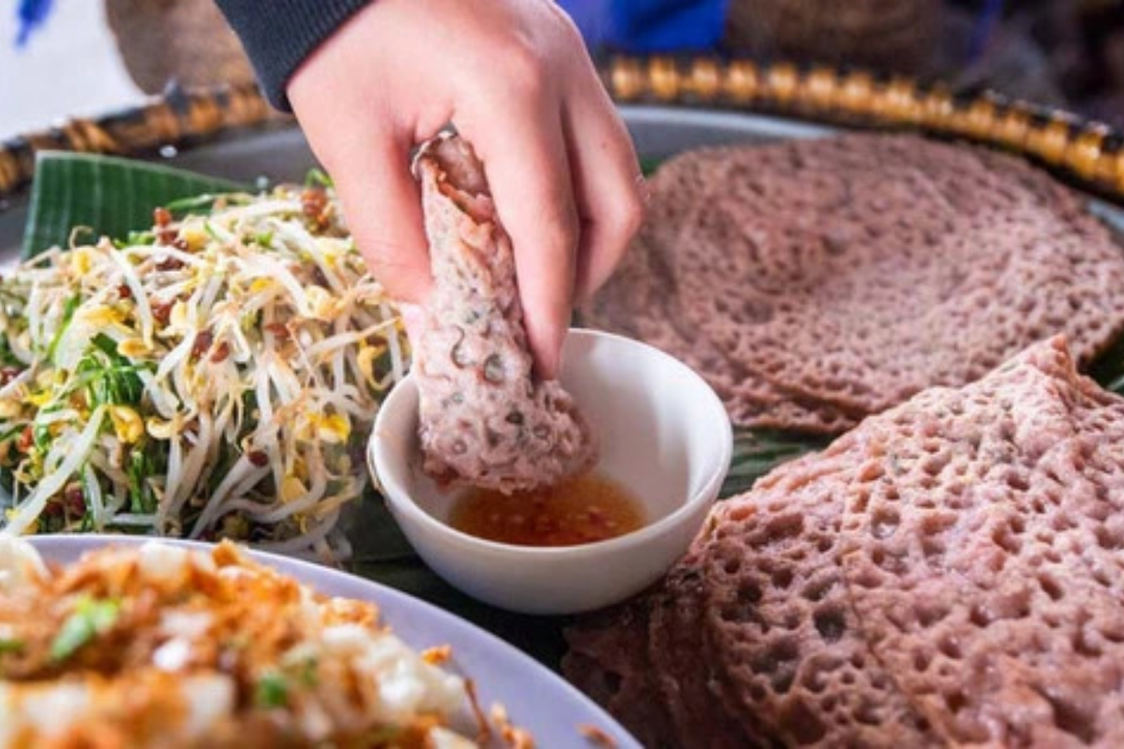 Đặc sản bánh xèo Quảng Hòa - Món quà tinh thần người dân Quảng Bình 9 Bánh xèo Quảng Hòa vẫn được bày bán tại các khu chợ truyền thống