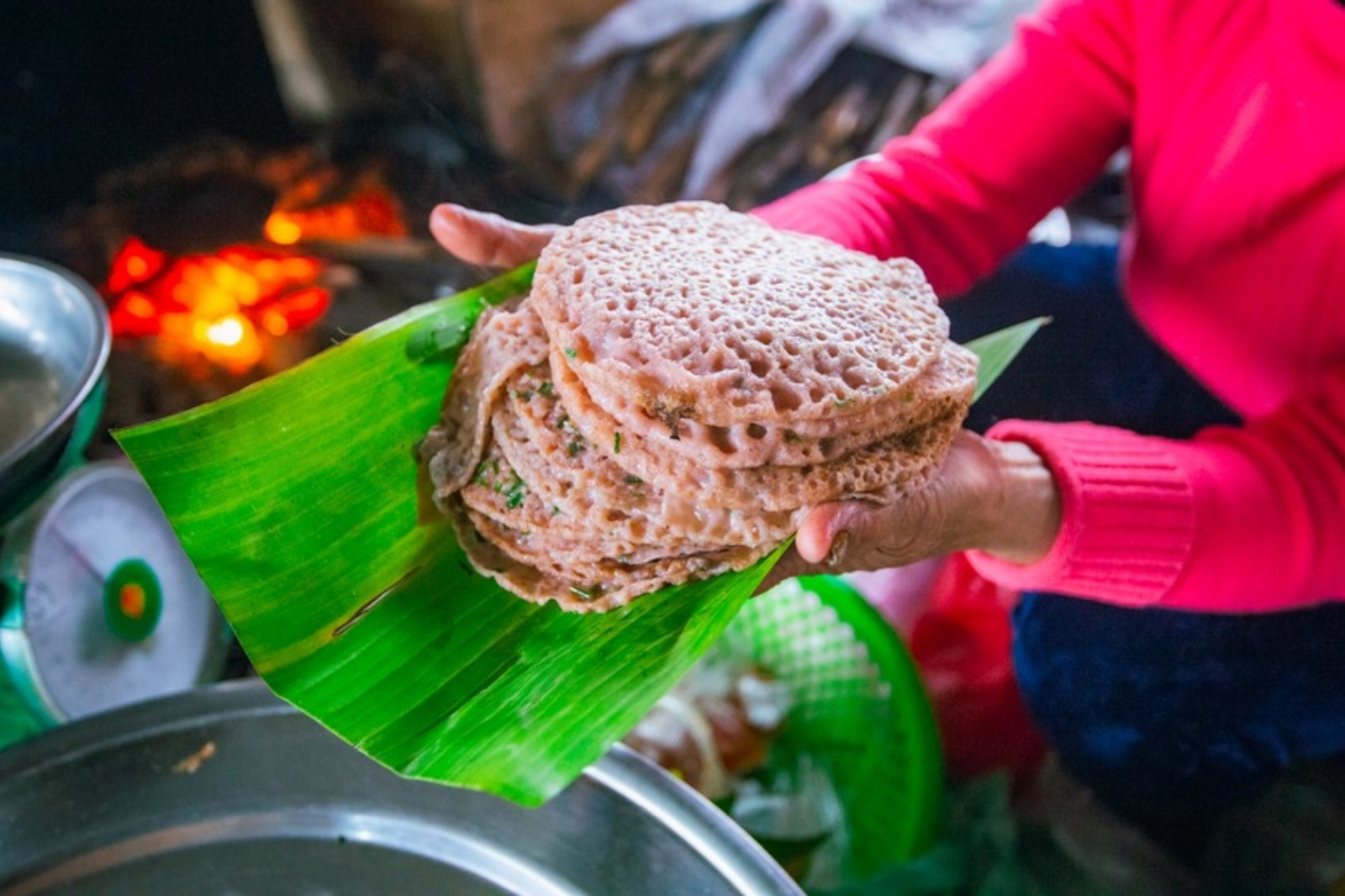 Đặc sản bánh xèo Quảng Hòa - Món quà tinh thần người dân Quảng Bình 12 Người dân nơi đây vẫn đang gìn giữ nét đẹp văn hóa ẩm thực truyền thống