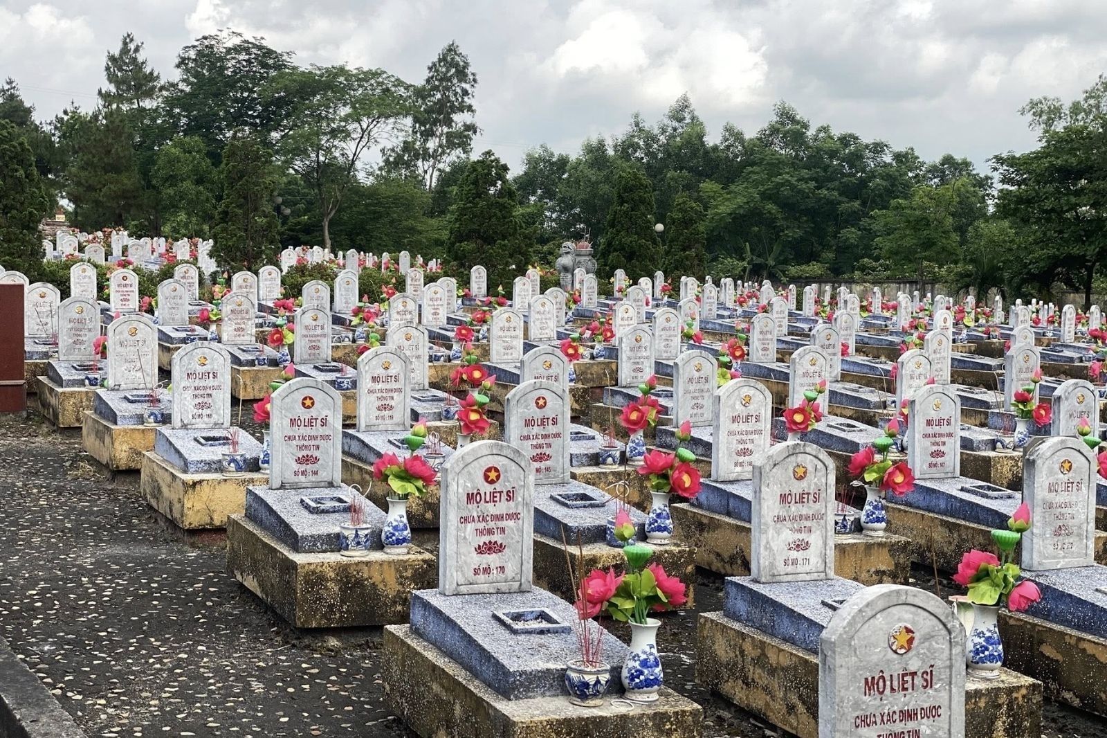 Hơn 10.000 ngôi mộ liệt sĩ tại nghĩa trang