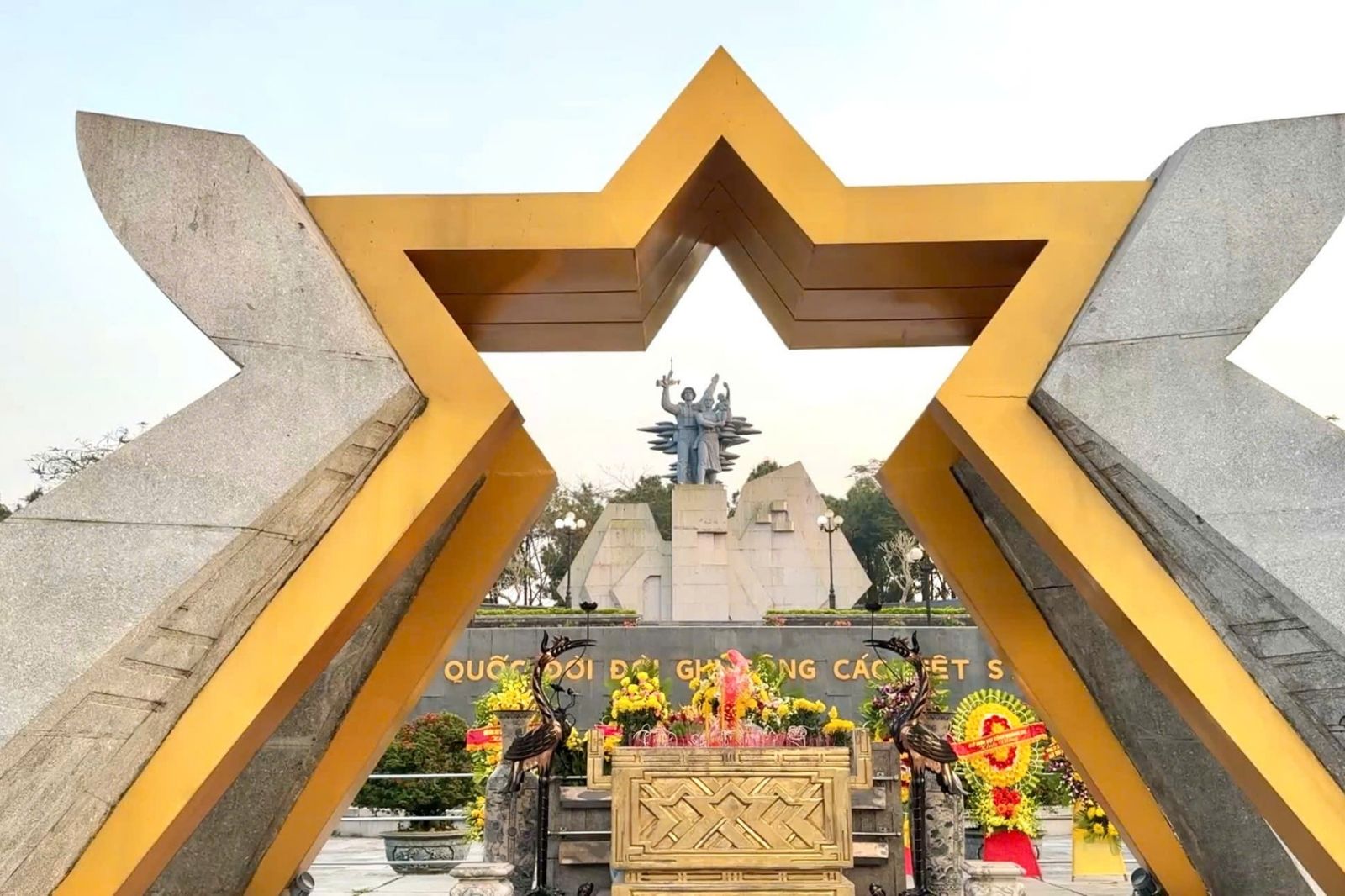 Khu vực tượng đài chiến thắng