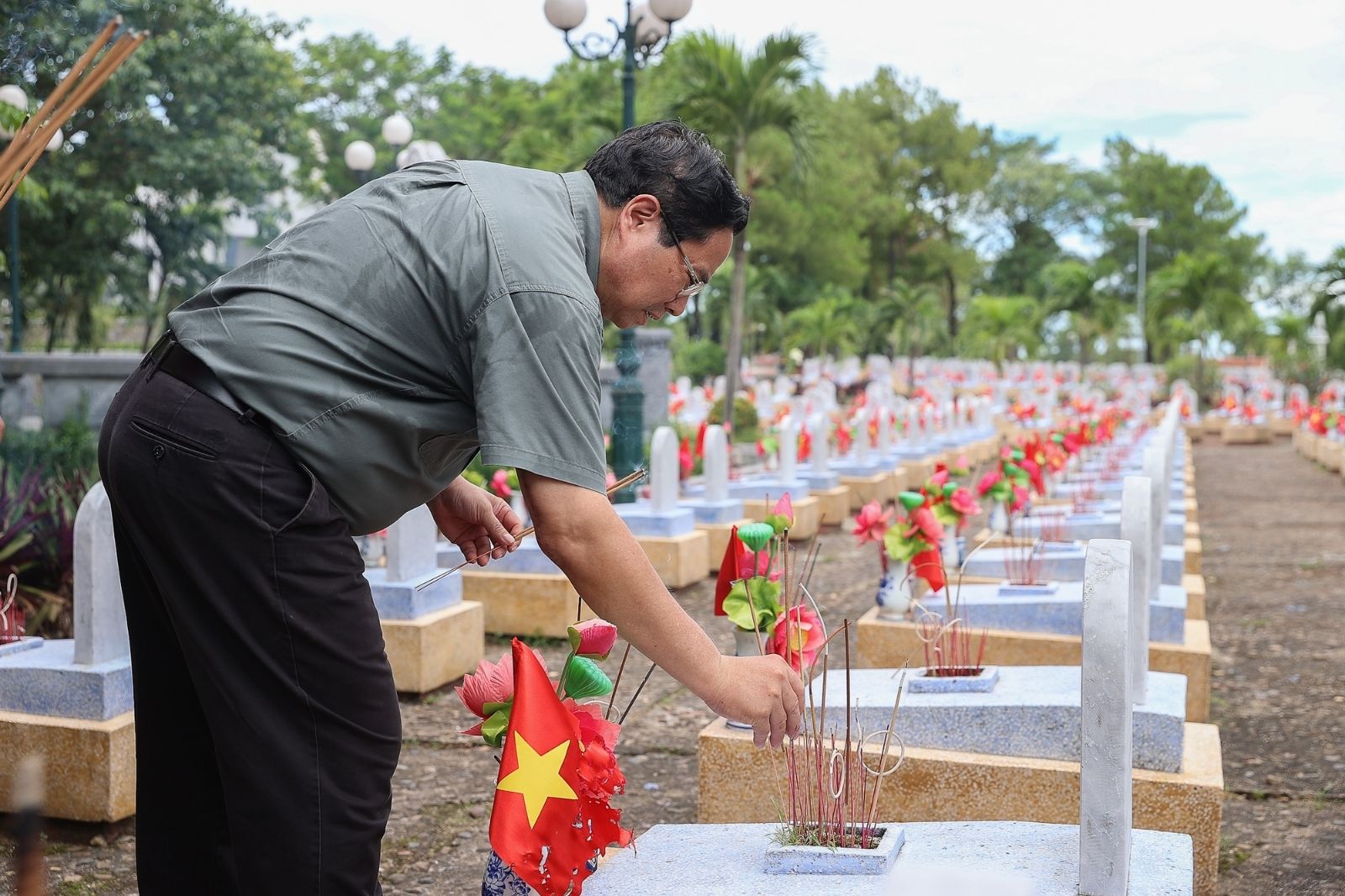 Thủ tướng dâng hương tại Nghĩa trang Quốc gia Đường 9