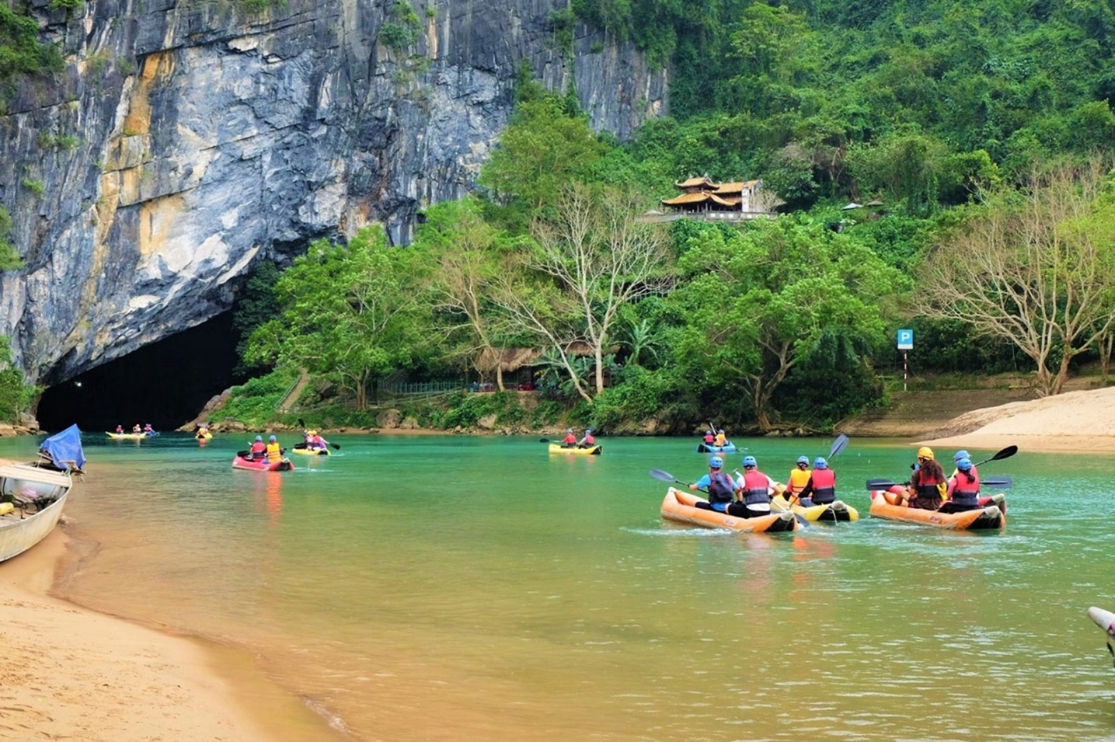 Bat-kip-xu-huong-du-lich-quang-binh-nam-2025